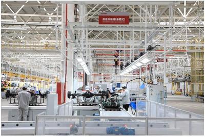 點贊青島高質量發展 百城百網總編輯采風行走進北京汽車制造廠